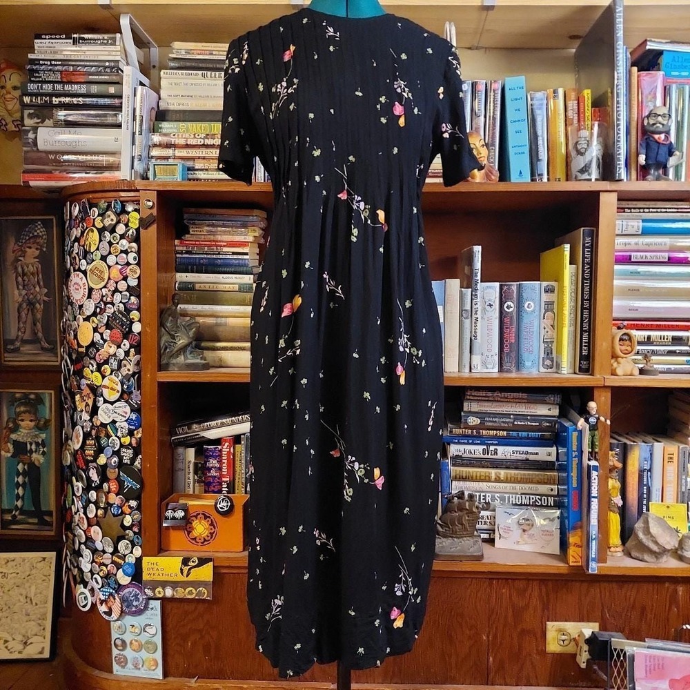 Vintage midi floral dress with a tie back detail.